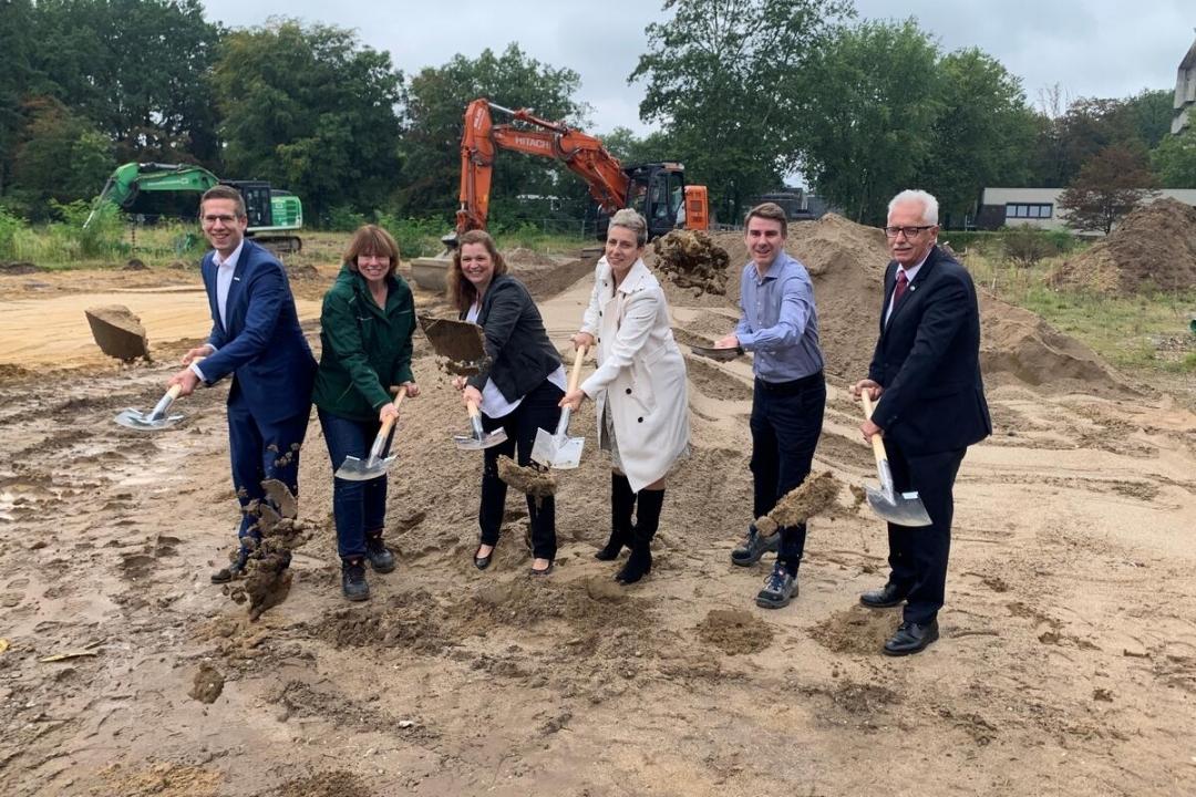 Bürgermeister Christoph Schultz, Ute van Thiel (Projektleiterin Stadt Erkrath), Grundschulleiterin Nina Crescenzi, Förderschulleiterin Christine Schub, Jan Neubert (Projektleiter Kreis Mettmann) und Landrat Thomas Hendele beim ersten Spatenstich